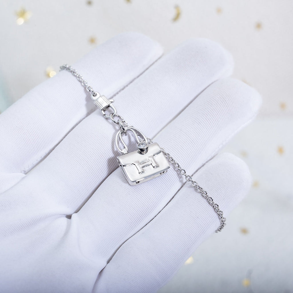 HERMES AMULETTE PEDANT SILVER NECKLACE