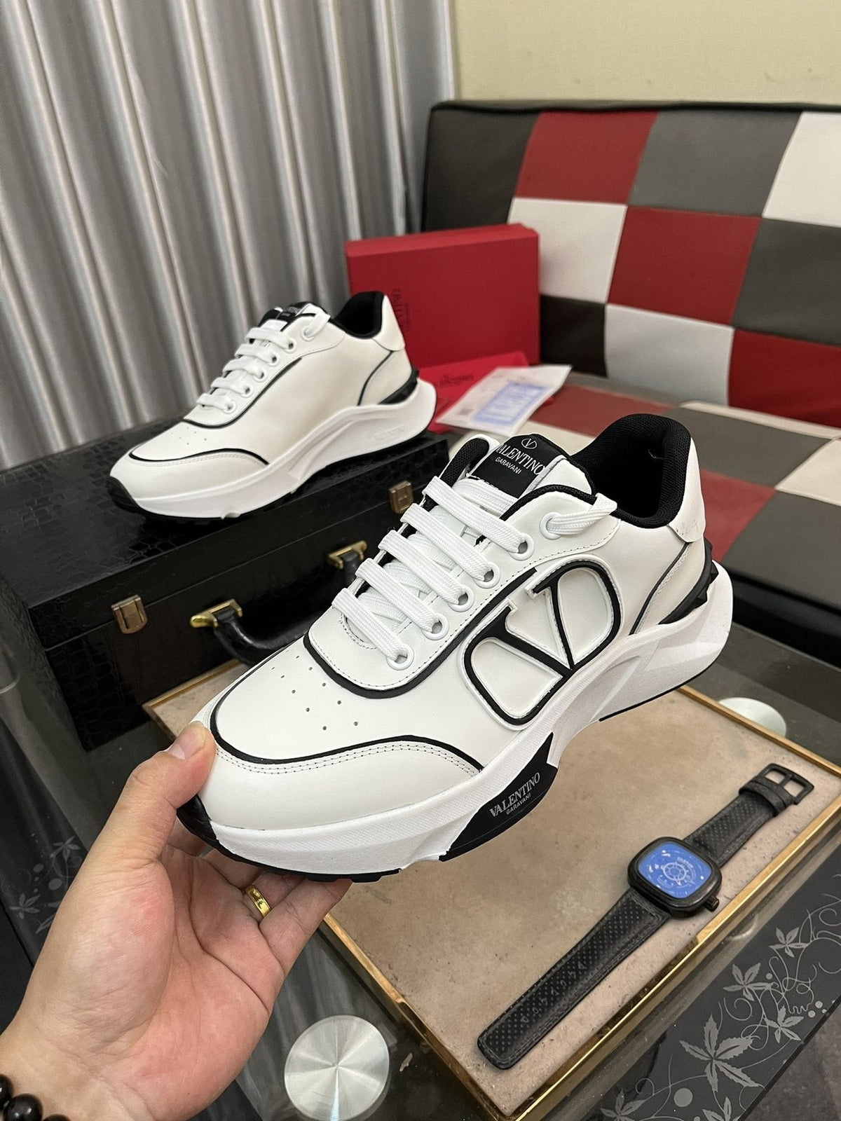 Outlined Emblem Low-Top Sneakers — model